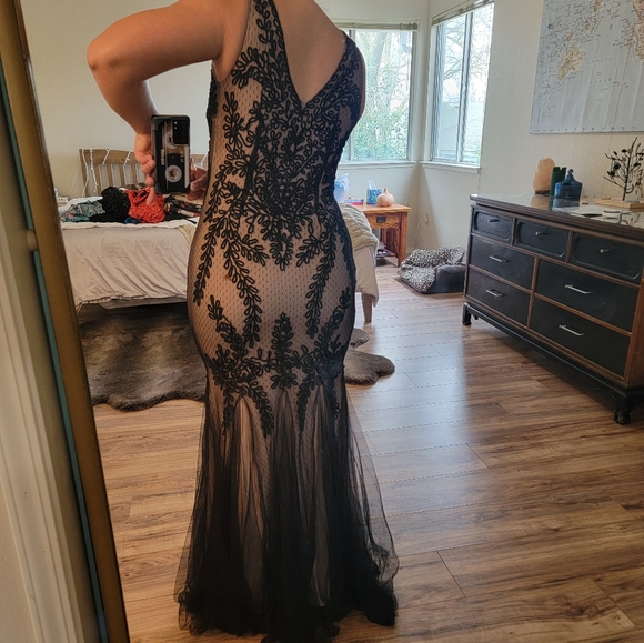 Betsy Adam gown - Picture 4 of 14